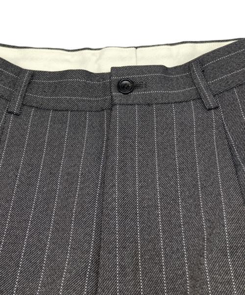 COMME des GARCONS COMME des GARCONS（コムデギャルソン コムデギャルソン）COMME des GARCONS COMME des GARCONS (コムデギャルソン コムデギャルソン) クロップド ストライプ パンツ グレー サイズ:XSの古着・服飾アイテム