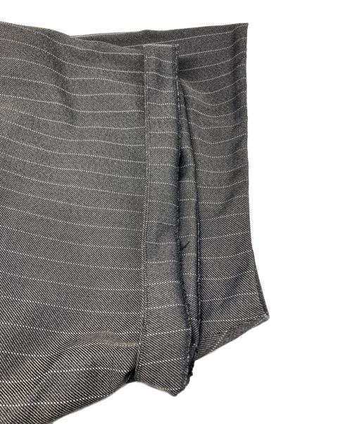 COMME des GARCONS COMME des GARCONS（コムデギャルソン コムデギャルソン）COMME des GARCONS COMME des GARCONS (コムデギャルソン コムデギャルソン) クロップド ストライプ パンツ グレー サイズ:XSの古着・服飾アイテム