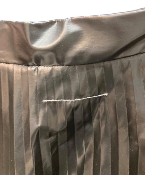 MM6 Maison Margiela（エムエムシックスメゾンマルジェラ）MM6 Maison Margiela (エムエムシックスメゾンマルジェラ) コーティング フェイクレザープリーツスカート ブラック サイズ:38の古着・服飾アイテム