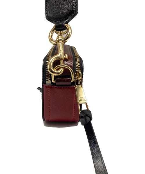 MARC JACOBS（マークジェイコブス）MARC JACOBS (マークジェイコブス) ザ スナップショット ブラック×レッドの古着・服飾アイテム