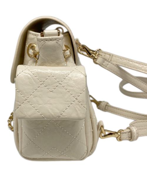 CHARLES & KEITH（チャールズアンドキース）CHARLES & KEITH (チャールズアンドキース) Duo ドゥオ ツーウェイフロントフラップバックパック ホワイトの古着・服飾アイテム