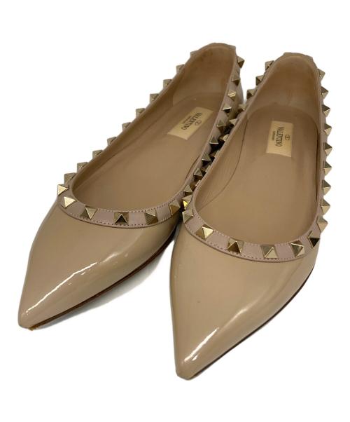 VALENTINO（ヴァレンティノ）VALENTINO (ヴァレンティノ) ロックスタッズエナメルレザーフラットシューズ ベージュ サイズ:38の古着・服飾アイテム