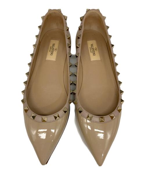 VALENTINO（ヴァレンティノ）VALENTINO (ヴァレンティノ) ロックスタッズエナメルレザーフラットシューズ ベージュ サイズ:38の古着・服飾アイテム
