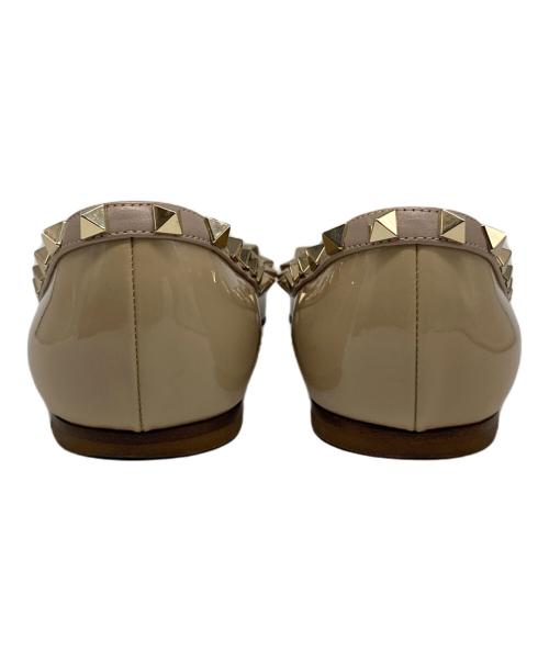 VALENTINO（ヴァレンティノ）VALENTINO (ヴァレンティノ) ロックスタッズエナメルレザーフラットシューズ ベージュ サイズ:38の古着・服飾アイテム