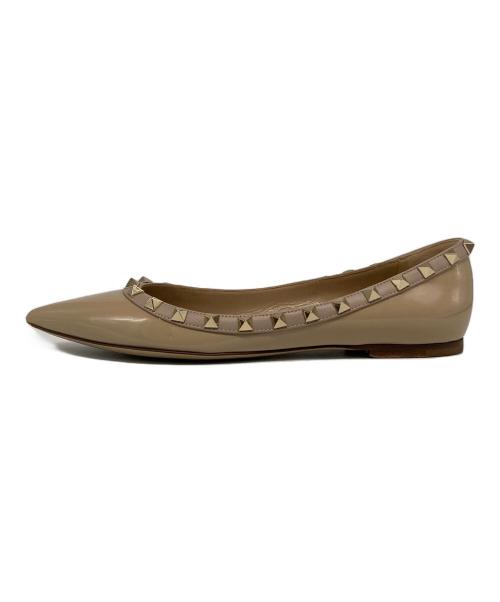 VALENTINO（ヴァレンティノ）VALENTINO (ヴァレンティノ) ロックスタッズエナメルレザーフラットシューズ ベージュ サイズ:38の古着・服飾アイテム