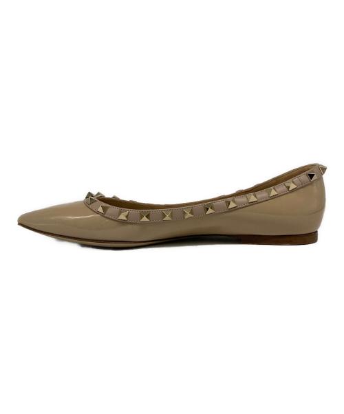 VALENTINO（ヴァレンティノ）VALENTINO (ヴァレンティノ) ロックスタッズエナメルレザーフラットシューズ ベージュ サイズ:38の古着・服飾アイテム