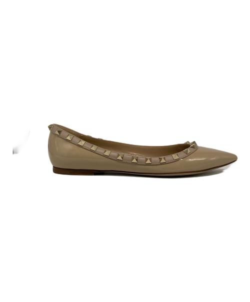 VALENTINO（ヴァレンティノ）VALENTINO (ヴァレンティノ) ロックスタッズエナメルレザーフラットシューズ ベージュ サイズ:38の古着・服飾アイテム