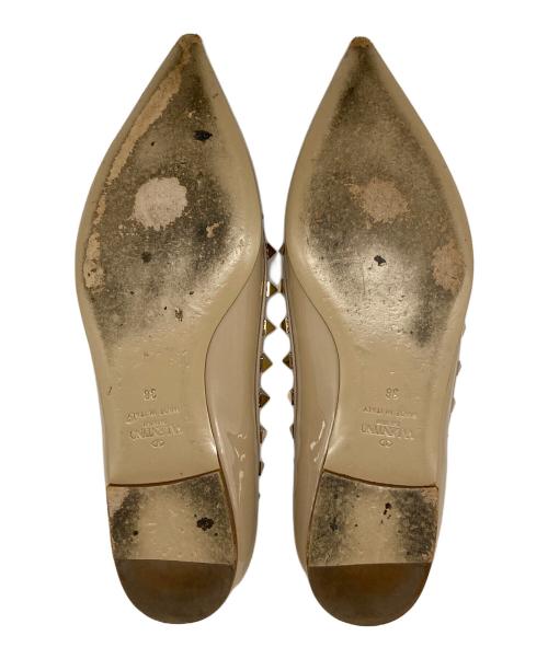 VALENTINO（ヴァレンティノ）VALENTINO (ヴァレンティノ) ロックスタッズエナメルレザーフラットシューズ ベージュ サイズ:38の古着・服飾アイテム