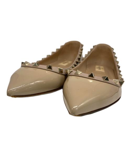 VALENTINO（ヴァレンティノ）VALENTINO (ヴァレンティノ) ロックスタッズエナメルレザーフラットシューズ ベージュ サイズ:38の古着・服飾アイテム