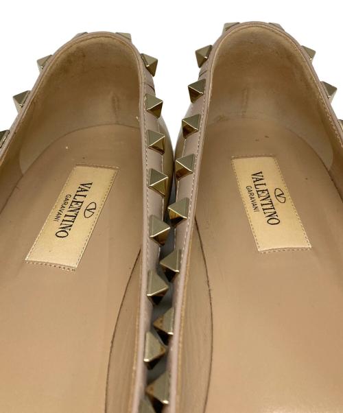 VALENTINO（ヴァレンティノ）VALENTINO (ヴァレンティノ) ロックスタッズエナメルレザーフラットシューズ ベージュ サイズ:38の古着・服飾アイテム