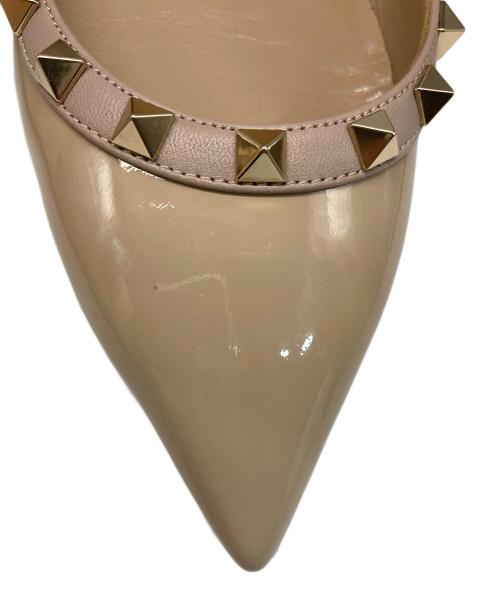 VALENTINO（ヴァレンティノ）VALENTINO (ヴァレンティノ) ロックスタッズエナメルレザーフラットシューズ ベージュ サイズ:38の古着・服飾アイテム