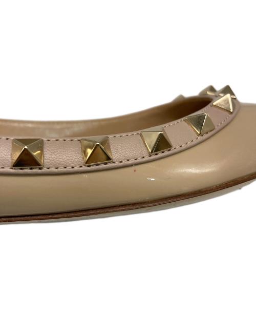 VALENTINO（ヴァレンティノ）VALENTINO (ヴァレンティノ) ロックスタッズエナメルレザーフラットシューズ ベージュ サイズ:38の古着・服飾アイテム