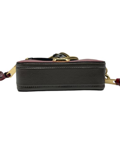 MARC JACOBS（マークジェイコブス）MARC JACOBS (マークジェイコブス) ザ スナップショット レッド×グレーの古着・服飾アイテム
