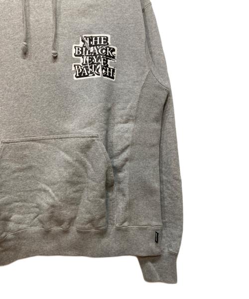 BlackEyePatch（ブラックアイパッチ）BlackEyePatch (ブラックアイパッチ) Torn OG Label Hoodie グレー サイズ:Mの古着・服飾アイテム