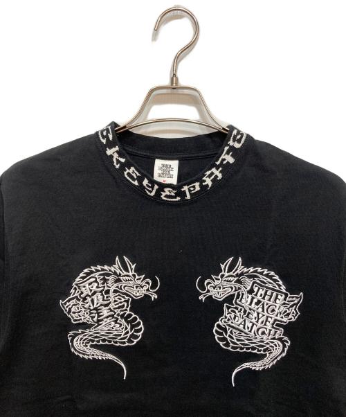 BlackEyePatch（ブラックアイパッチ）BlackEyePatch (ブラックアイパッチ) Embroidered Dragon Tee ブラック サイズ:Mの古着・服飾アイテム