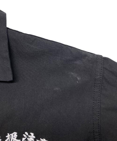 BlackEyePatch（ブラックアイパッチ）BlackEyePatch (ブラックアイパッチ) HWC LABEL EMBROIDERED OPEN COLLER SHIRT ブラック サイズ:Sの古着・服飾アイテム