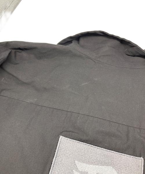 BlackEyePatch（ブラックアイパッチ）BlackEyePatch (ブラックアイパッチ) HWC LABEL EMBROIDERED OPEN COLLER SHIRT ブラック サイズ:Sの古着・服飾アイテム