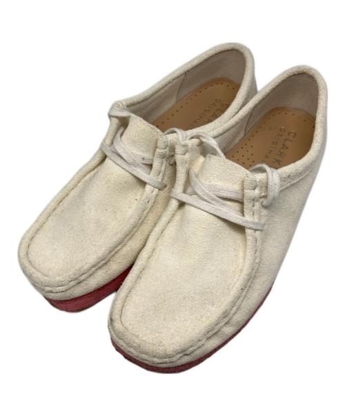 CLARKS（クラークス）CLARKS (クラークス) ワラビースエードシューズ アイボリー サイズ:23.5の古着・服飾アイテム