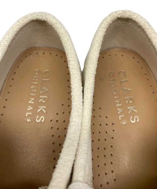 CLARKS（クラークス）CLARKS (クラークス) ワラビースエードシューズ アイボリー サイズ:23.5の古着・服飾アイテム