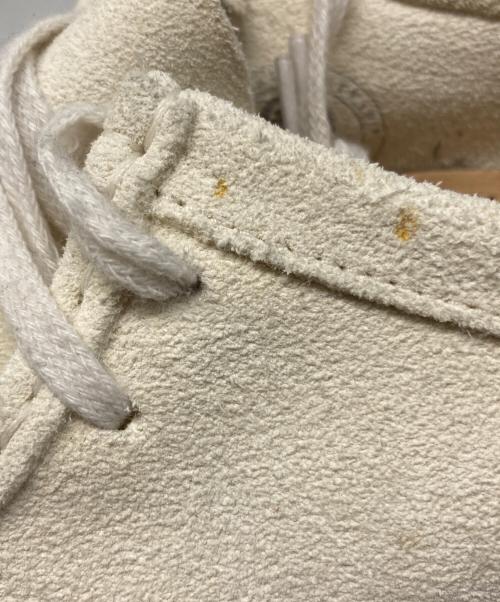 CLARKS（クラークス）CLARKS (クラークス) ワラビースエードシューズ アイボリー サイズ:23.5の古着・服飾アイテム