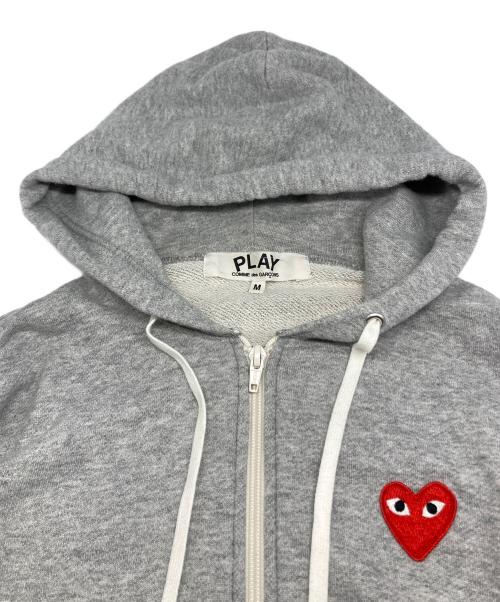 PLAY COMME des GARCONS（プレイコムデギャルソン）PLAY COMME des GARCONS (プレイコムデギャルソン) ハートワッペンジップパーカー グレー サイズ:Mの古着・服飾アイテム