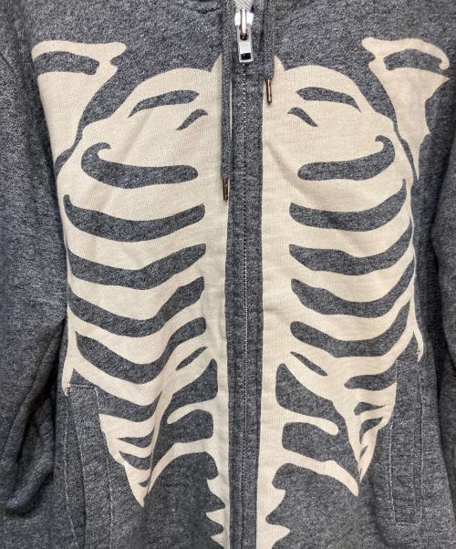 VANSON（バンソン）VANSON (バンソン) ボーンプリントジップパーカー グレー サイズ:Ｍの古着・服飾アイテム