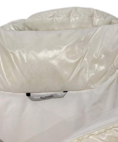 VALENTINO（ヴァレンティノ）VALENTINO (ヴァレンティノ) VLTNパッチダウンジャケット ホワイト サイズ:ｘｓの古着・服飾アイテム