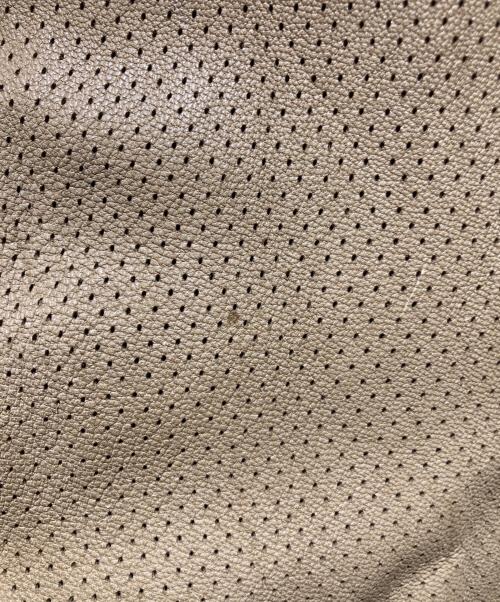 ISAMU KATAYAMA BACKLASH（イサムカタヤマ・バックラッシュ）ISAMU KATAYAMA BACKLASH (イサムカタヤマ・バックラッシュ) パンチング加工ゴートレザージャケット ベージュ サイズ:3の古着・服飾アイテム