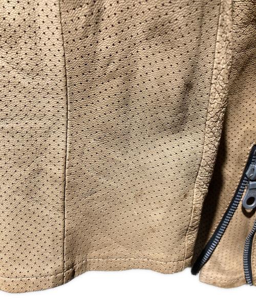 ISAMU KATAYAMA BACKLASH（イサムカタヤマ・バックラッシュ）ISAMU KATAYAMA BACKLASH (イサムカタヤマ・バックラッシュ) パンチング加工ゴートレザージャケット ベージュ サイズ:3の古着・服飾アイテム