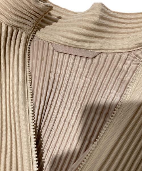 HOMME PLISSE ISSEY MIYAKE（オム プリッセ イッセイ ミヤケ）HOMME PLISSE ISSEY MIYAKE (オムプリッセ イッセイ ミヤケ) プリーツジップジャケット ベージュ サイズ:2の古着・服飾アイテム