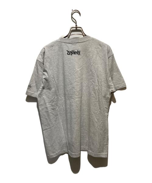 Unlikely（アンライクリー）Unlikely (アンライクリー) NEPENTHES (ネペンテス) LOGO POCKET T-SHIRT グレー サイズ:Mの古着・服飾アイテム