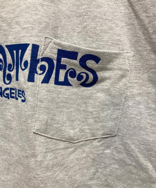 Unlikely（アンライクリー）Unlikely (アンライクリー) NEPENTHES (ネペンテス) LOGO POCKET T-SHIRT グレー サイズ:Mの古着・服飾アイテム