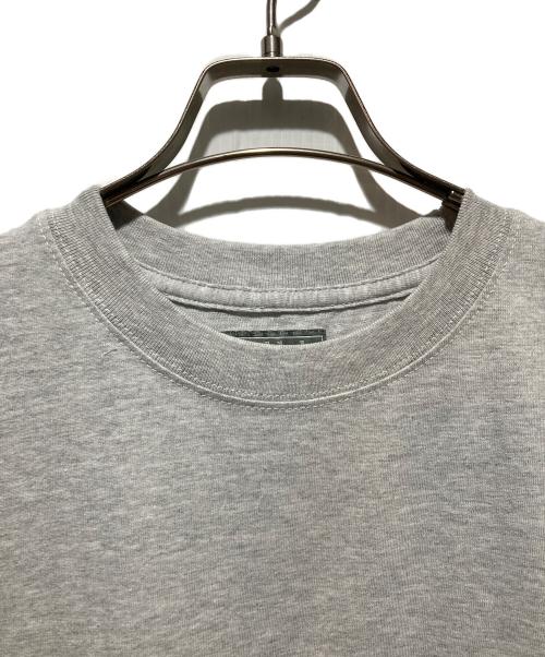 Unlikely（アンライクリー）Unlikely (アンライクリー) NEPENTHES (ネペンテス) ICON POCKET T-SHIRT グレー サイズ:Mの古着・服飾アイテム