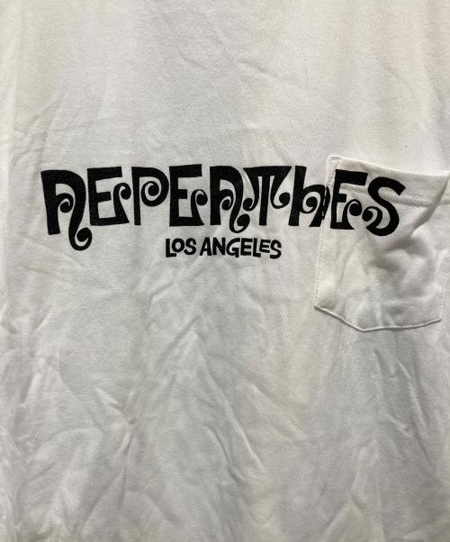 Unlikely（アンライクリー）Unlikely (アンライクリー) NEPENTHES (ネペンテス) LOGO POCKET T-SHIRT ロゴ ポケット Tシャツ ホワイト サイズ:Lの古着・服飾アイテム