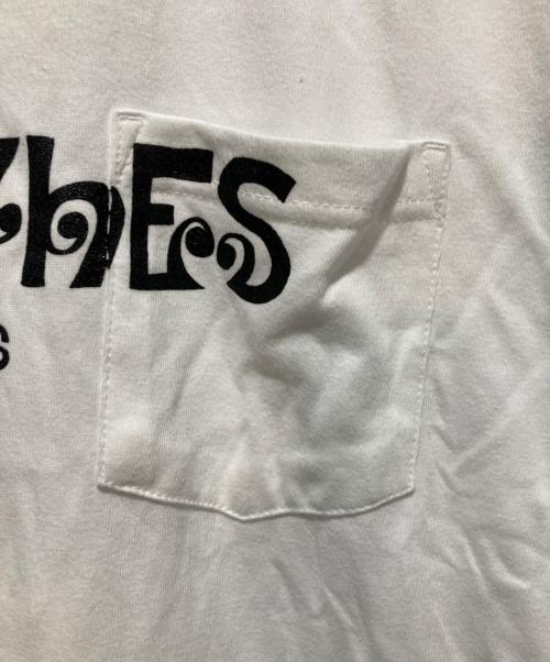 Unlikely（アンライクリー）Unlikely (アンライクリー) NEPENTHES (ネペンテス) LOGO POCKET T-SHIRT ロゴ ポケット Tシャツ ホワイト サイズ:Lの古着・服飾アイテム