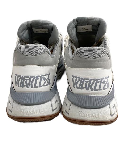 VERSACE（ヴェルサーチェ）VERSACE (ヴェルサーチェ) トライグレカ バロッコプリント ローカット スニーカー ホワイト×グレー サイズ:43の古着・服飾アイテム