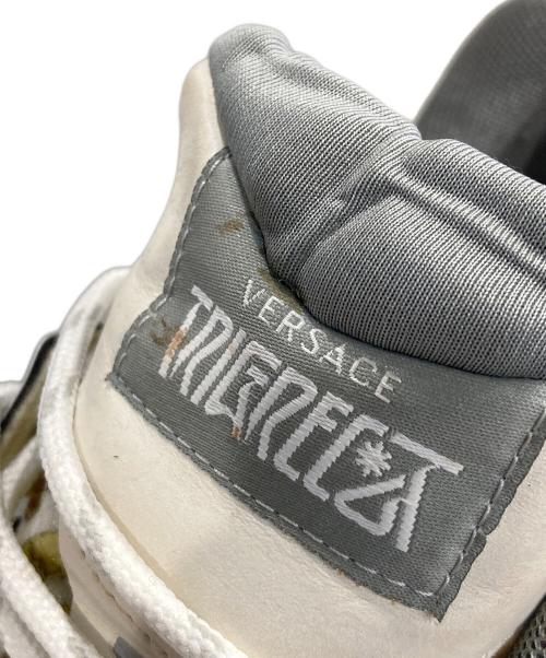 VERSACE（ヴェルサーチェ）VERSACE (ヴェルサーチェ) トライグレカ バロッコプリント ローカット スニーカー ホワイト×グレー サイズ:43の古着・服飾アイテム