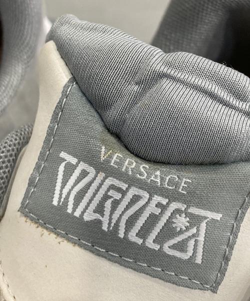 VERSACE（ヴェルサーチェ）VERSACE (ヴェルサーチェ) トライグレカ バロッコプリント ローカット スニーカー ホワイト×グレー サイズ:43の古着・服飾アイテム