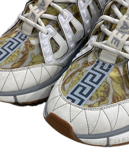VERSACE（ヴェルサーチェ）VERSACE (ヴェルサーチェ) トライグレカ バロッコプリント ローカット スニーカー ホワイト×グレー サイズ:43の古着・服飾アイテム