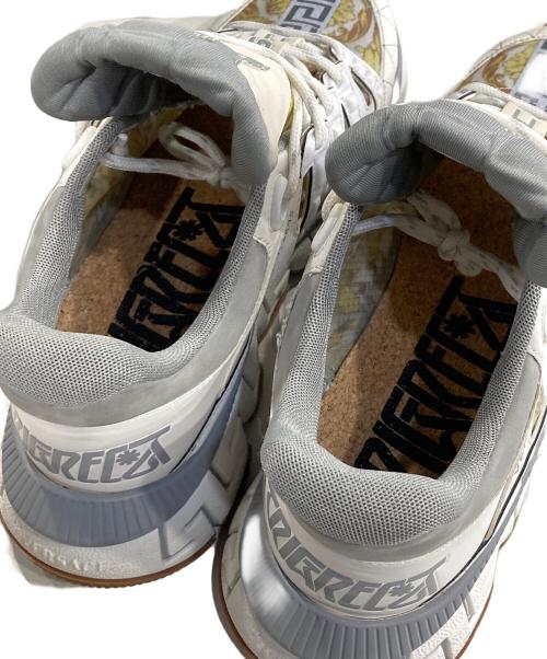 VERSACE（ヴェルサーチェ）VERSACE (ヴェルサーチェ) トライグレカ バロッコプリント ローカット スニーカー ホワイト×グレー サイズ:43の古着・服飾アイテム