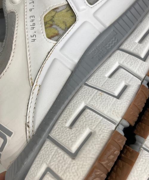 VERSACE（ヴェルサーチェ）VERSACE (ヴェルサーチェ) トライグレカ バロッコプリント ローカット スニーカー ホワイト×グレー サイズ:43の古着・服飾アイテム