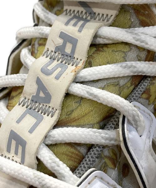 VERSACE（ヴェルサーチェ）VERSACE (ヴェルサーチェ) トライグレカ バロッコプリント ローカット スニーカー ホワイト×グレー サイズ:43の古着・服飾アイテム