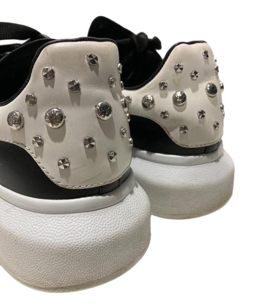 ALEXANDER McQUEEN（アレキサンダーマックイーン）ALEXANDER McQUEEN (アレキサンダーマックイーン) Studded Oversized Sneaker ブラック×ホワイト サイズ:42の古着・服飾アイテム
