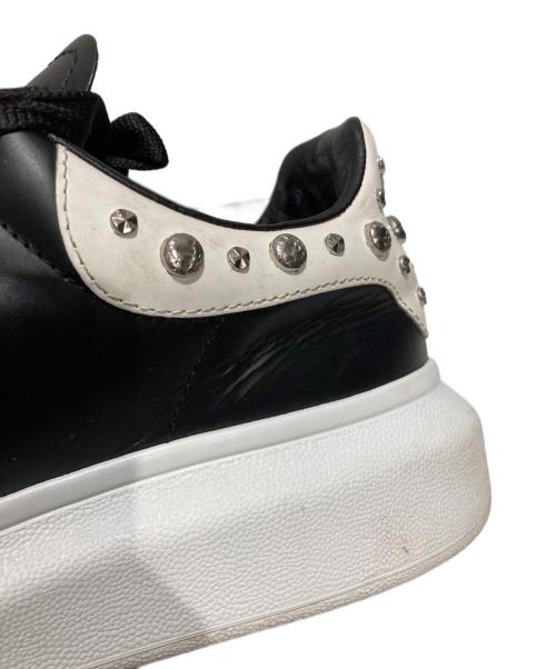 ALEXANDER McQUEEN（アレキサンダーマックイーン）ALEXANDER McQUEEN (アレキサンダーマックイーン) Studded Oversized Sneaker ブラック×ホワイト サイズ:42の古着・服飾アイテム