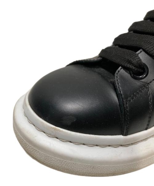 ALEXANDER McQUEEN（アレキサンダーマックイーン）ALEXANDER McQUEEN (アレキサンダーマックイーン) Studded Oversized Sneaker ブラック×ホワイト サイズ:42の古着・服飾アイテム
