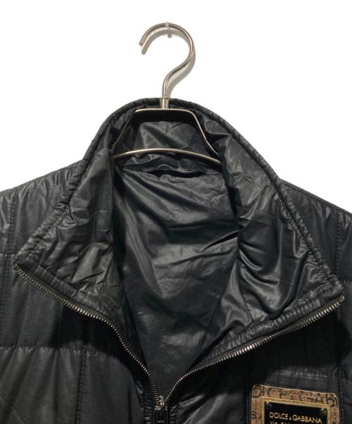 DOLCE & GABBANA（ドルチェ＆ガッバーナ）DOLCE & GABBANA (ドルチェ＆ガッバーナ) ロゴプレート中綿ジャケット ブラック サイズ:46の古着・服飾アイテム