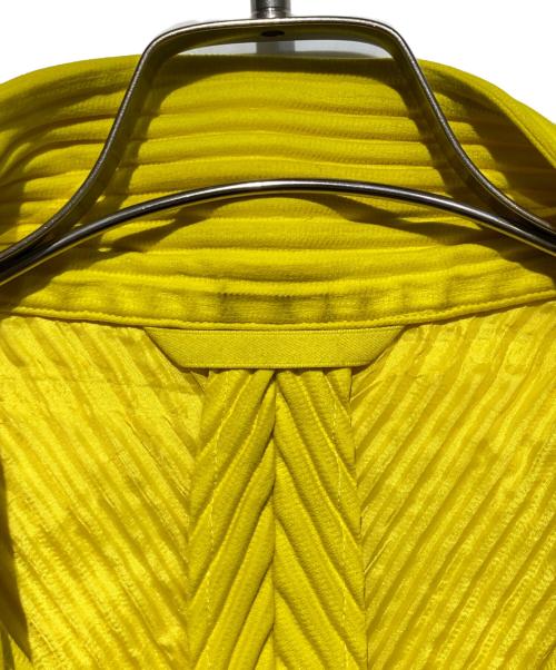 HOMME PLISSE ISSEY MIYAKE（オム プリッセ イッセイ ミヤケ）HOMME PLISSE ISSEY MIYAKE (オム プリッセ イッセイ ミヤケ) プリーツジャケット イエロー サイズ:2の古着・服飾アイテム