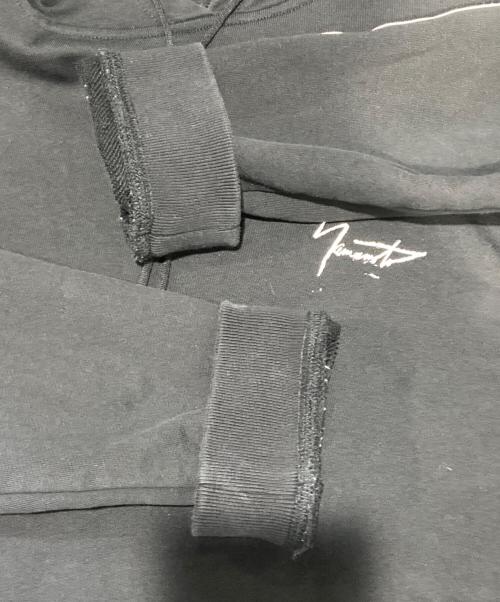 Y-3（ワイスリー）Y-3 (ワイスリー) 筆記体ロゴプリントプルオーバーパーカー ブラック サイズ:Sの古着・服飾アイテム