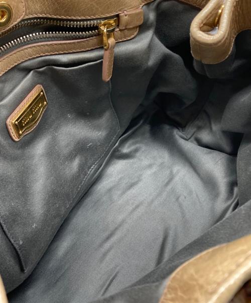MIU MIU（ミュウミュウ）MIU MIU (ミュウミュウ) レザーハンドバッグ ベージュの古着・服飾アイテム