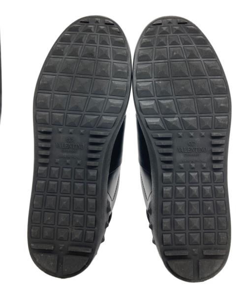 VALENTINO GARAVANI（ヴァレンティノ・ガラヴァーニ）VALENTINO GARAVANI (ヴァレンティノ・ガラヴァーニ) UNDERCOVER (アンダーカバー) 19AW ロックスタッズローカットスニーカー ブラック サイズ:41の古着・服飾アイテム